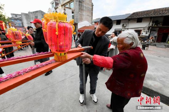 图为当地民众将板凳龙圈灯进行接龙。中新社记者 王东明 摄