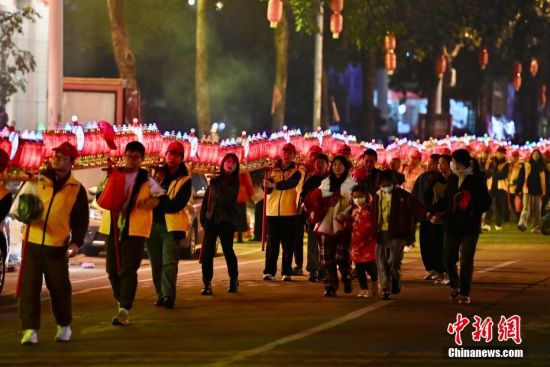 图为当地民众抬着板凳龙圈灯游街闹元宵。中新社记者 王东明 摄