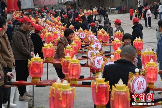 图为当地民众将板凳龙圈灯进行接龙。中新社记者 王东明 摄