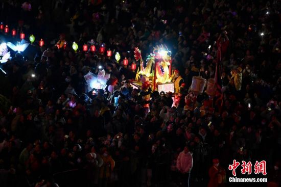 图为板凳龙圈灯闹元宵吸引大批民众围观。中新社记者 王东明 摄