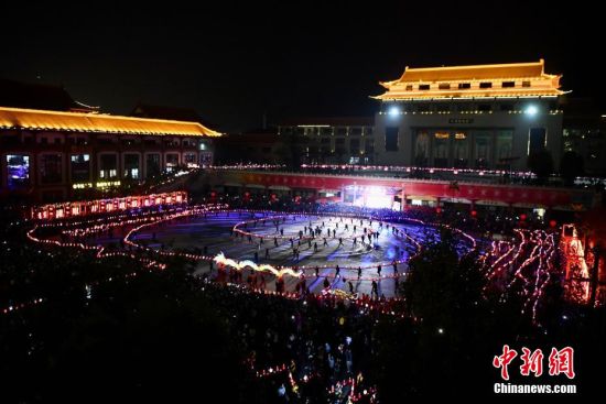 图为板凳龙圈灯“盘龙”仪式场面壮观。中新社记者 王东明 摄