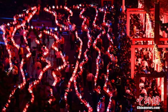 图为板凳龙圈灯闹元宵吸引大批民众围观。中新社记者 王东明 摄