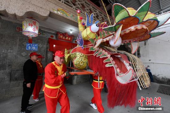 图为当地民众将龙头从古厝里抬出。中新社记者 王东明 摄