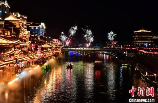 2月9日，古城在灯光衬映下绚丽多姿。中新社记者 张斌 摄