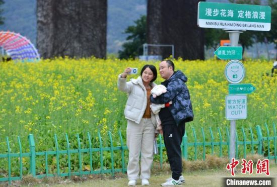2月18日，游客在福州花海公园游览、赏花。中新社记者 吕明 摄