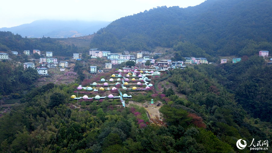 作为闽南地区最具代表性的畲族村落之一，官畲村乡村旅游持续焕发活力。人民网 李昌乾摄