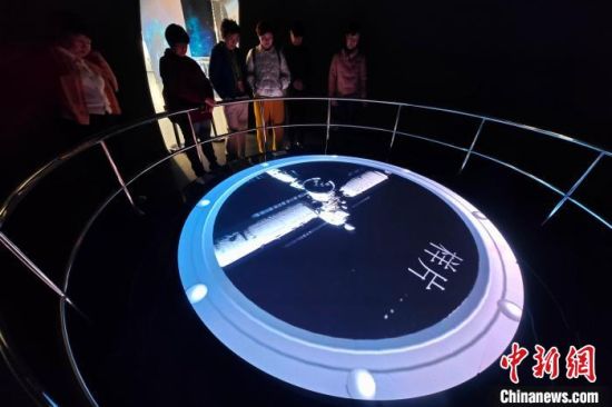 2月26日，市民在福州科技馆观看空间站模拟工作过程。中新社记者 王东明 摄