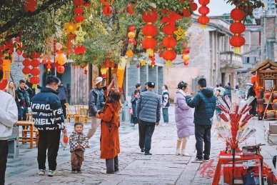 文旅融合新意足　古街商圈客盈门