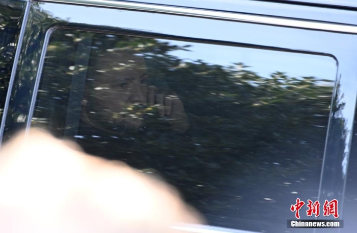 当地时间2月28日，华盛顿，美国总统特朗普与乌克兰总统泽连斯基在白宫会晤时发生争吵，不欢而散。图为泽连斯基当天乘车离开白宫。<a target='_blank' href='/'>中新社</a>记者 陈孟统 摄