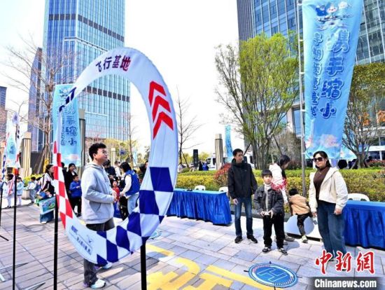 图为孩子们体验无人机操控。　郑帅 摄