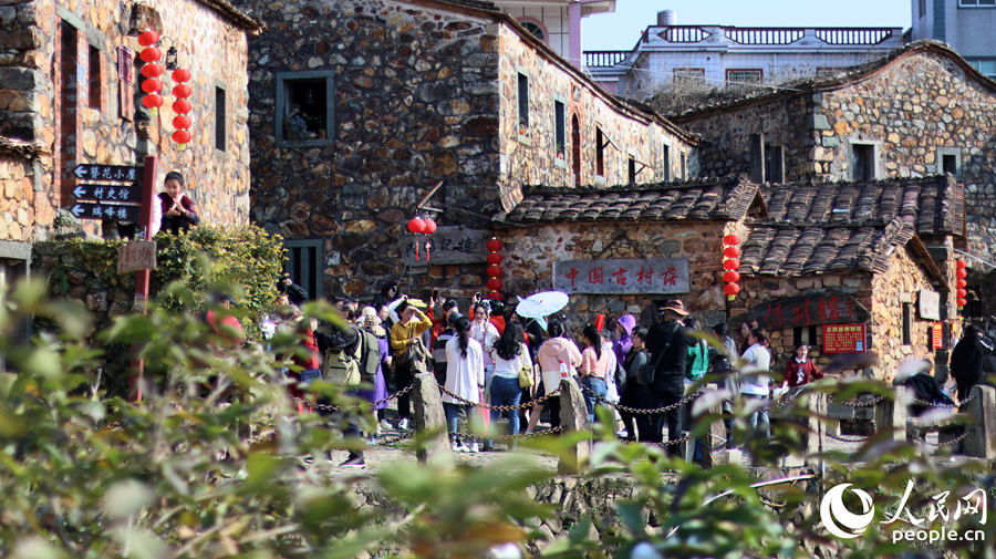 游客纷至沓来打卡拍照，畅享春日风光。人民网 李昌乾摄