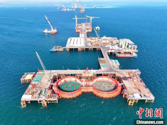 厦金大桥(厦门段)项目刘五店航道桥东主塔右幅承台首层混凝土顺利浇筑。　中交一公局集团供图