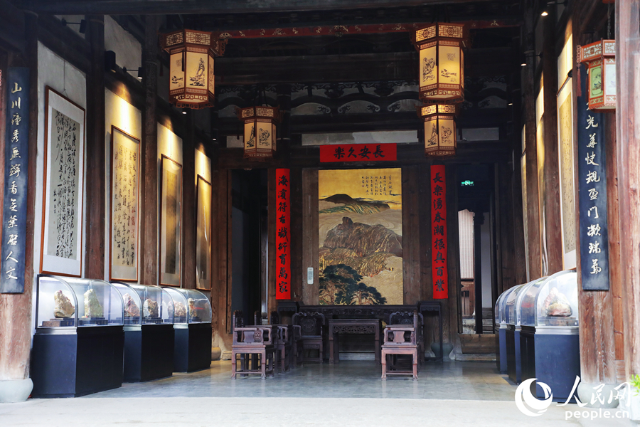 长乐古建筑内的厅堂，上书“长安久乐”四字。人民网 李唯一摄