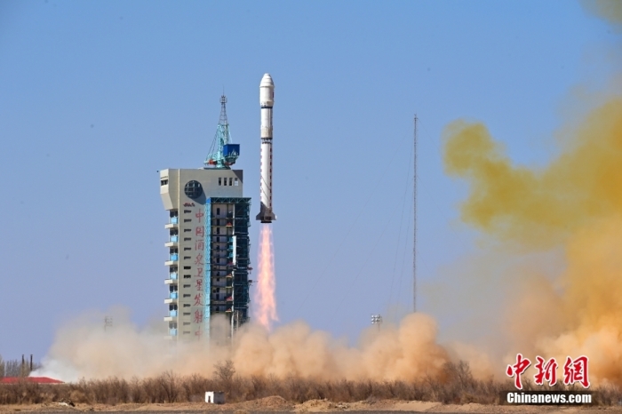 北京时间4月1日12时，我国在酒泉卫星发射中心使用长征二号丁运载火箭，成功将卫星互联网技术试验卫星发射升空，卫星顺利进入预定轨道，发射任务获得圆满成功。该卫星主要用于开展手机宽带直连卫星、天地网络融合等技术试验验证。
此次任务是长征系列运载火箭的第567次飞行。汪江波 摄