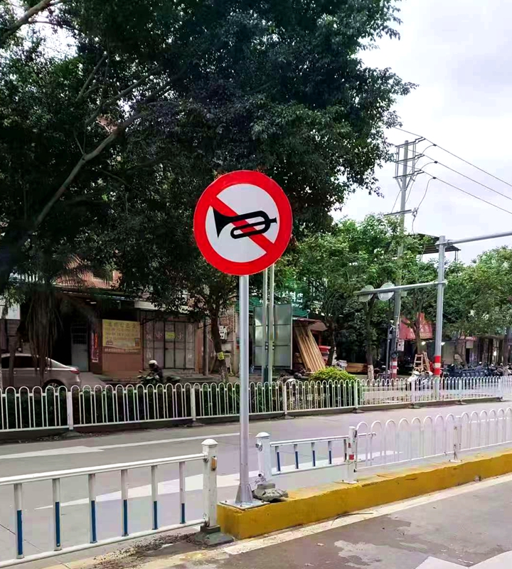泉州市鲤城区江南大街上增设的禁鸣标识。鲤城区城管局供图