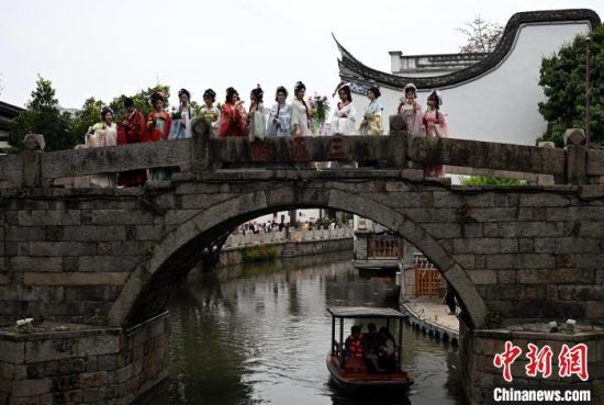 4月5日，身穿汉服的女子扮演的“十二花神”，在福州上下杭历史文化街区巡游、表演，带给游客一场春日里的国风浪漫。中新社记者 吕明 摄