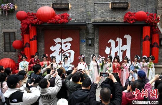 4月5日，身穿汉服的女子扮演的“十二花神”，在福州上下杭历史文化街区巡游、表演，带给游客一场春日里的国风浪漫。中新社记者 吕明 摄