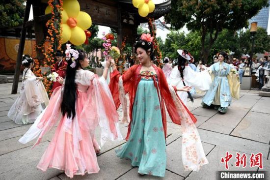 4月5日，身穿汉服的女子扮演的“十二花神”，在福州上下杭历史文化街区巡游、表演，带给游客一场春日里的国风浪漫。中新社记者 吕明 摄
