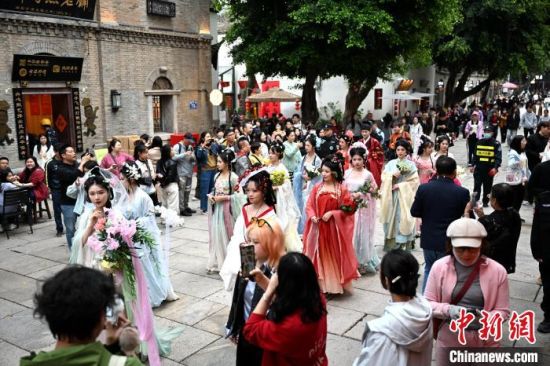 4月5日，身穿汉服的女子扮演的“十二花神”，在福州上下杭历史文化街区巡游、表演，带给游客一场春日里的国风浪漫。中新社记者 吕明 摄