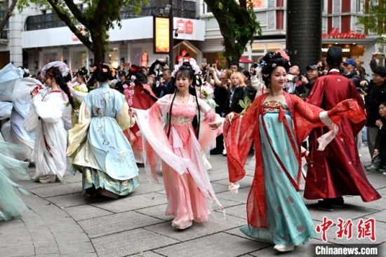 4月5日，身穿汉服的女子扮演的“十二花神”，在福州上下杭历史文化街区巡游、表演，带给游客一场春日里的国风浪漫。中新社记者 吕明 摄