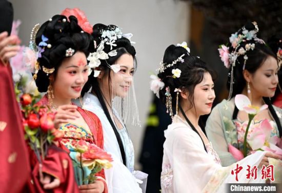 4月5日，身穿汉服的女子扮演的“十二花神”，在福州上下杭历史文化街区巡游、表演，带给游客一场春日里的国风浪漫。中新社记者 吕明 摄