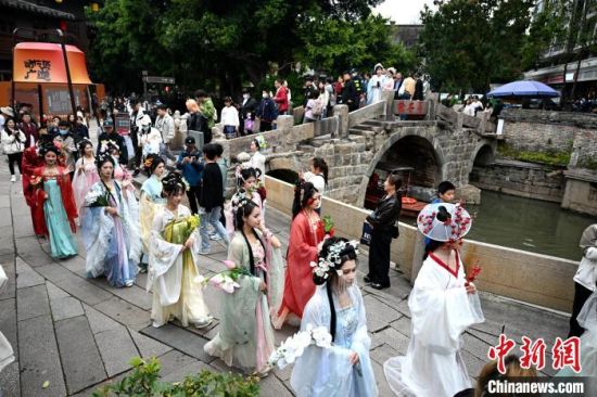 4月5日，身穿汉服的女子扮演的“十二花神”，在福州上下杭历史文化街区巡游、表演，带给游客一场春日里的国风浪漫。中新社记者 吕明 摄