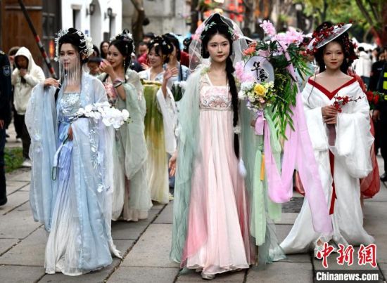 4月5日，身穿汉服的女子扮演的“十二花神”，在福州上下杭历史文化街区巡游、表演，带给游客一场春日里的国风浪漫。中新社记者 吕明 摄