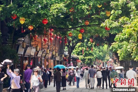 4月10日，游客在福州南后街游玩。中新社记者 王东明 摄