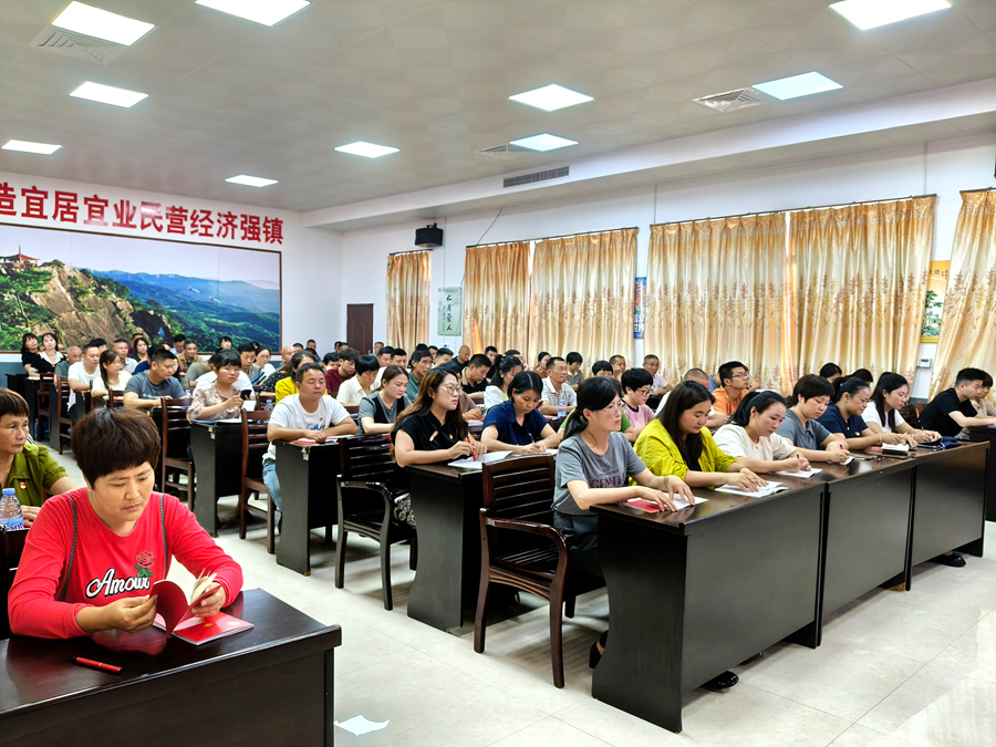 乡镇党校成立，方便农村（社区）党员就近参加培训。在2025年南靖县金山镇第一期农村（社区）党员培训班上，党员们认真听课。南靖县融媒体中心供图