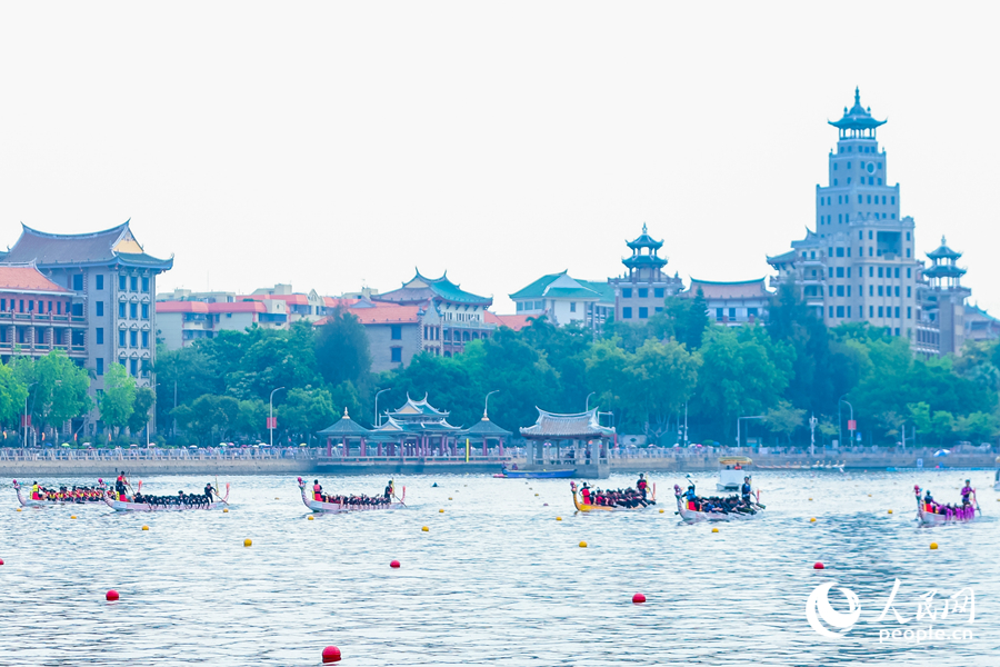 集美龙舟池中龙舟竞渡，赛事激烈。人民网记者 陈博摄