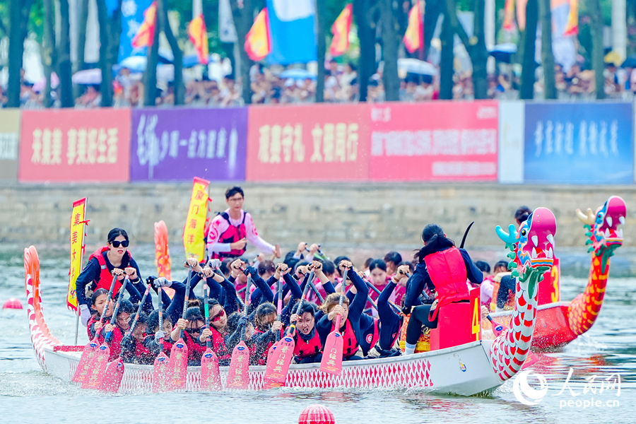 青少年女子组决赛现场。人民网记者 陈博摄