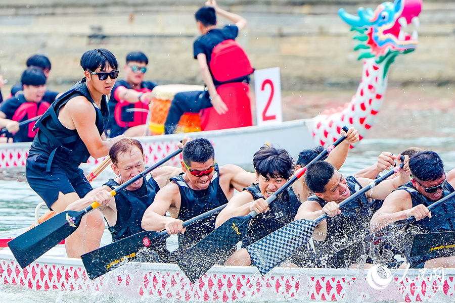 社会男子组决赛，演绎龙舟的“速度与激情”。人民网记者 陈博摄