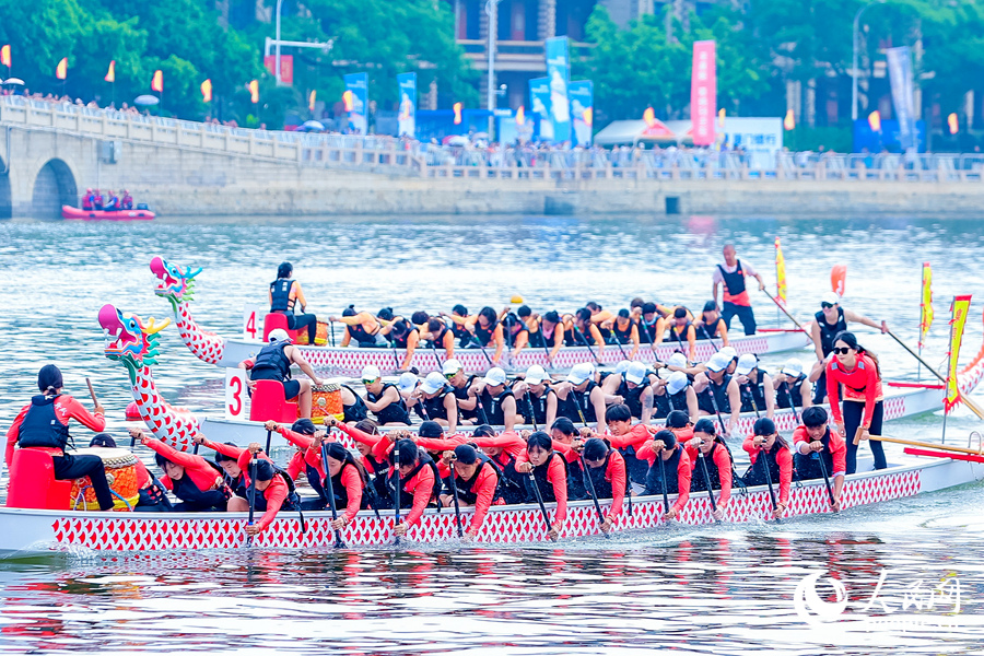 社会女子组决赛，奋勇争先展巾帼风采。人民网记者 陈博摄