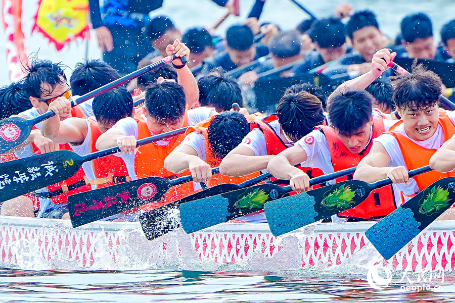 选手们奋楫击水，溅起水花片片。人民网记者 陈博摄