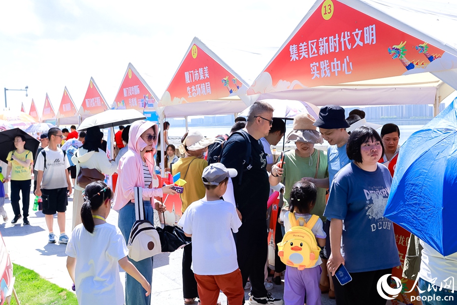 市民游客游逛“五美”市集。人民网记者 陈博摄