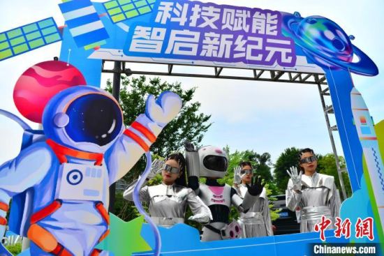5月27日，参加活动的民众在活动上拍照留念。中新社记者 张斌 摄