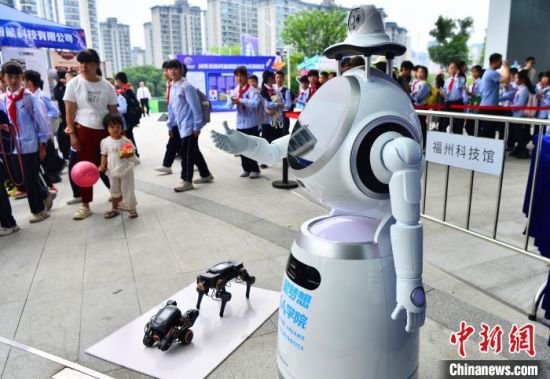 5月27日，活动上展示的各种机器人吸引参观者。中新社记者 张斌 摄