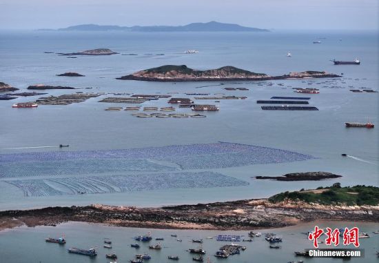 5月27日，航拍福建省连江县定海湾海域的海洋牧场。（无人机照片）中新社记者 张斌 摄