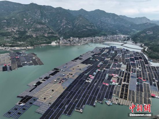 5月27日，航拍福建省连江县定海湾海域的海洋牧场。（无人机照片）中新社记者 张斌 摄