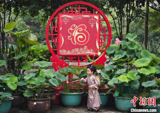 5月27日，小朋友在福州茶亭公园游玩。中新社记者 吕明 摄