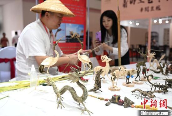 图为棕编技艺吸引参观者。中新社记者 吕明 摄