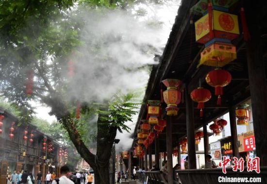 6月11日，福建福州迎来了高温炎热天气，位于市区的三坊七巷历史文化街区启用了有着“大空调”之称的喷水雾装置，为街区降温。中新社记者 张斌 摄