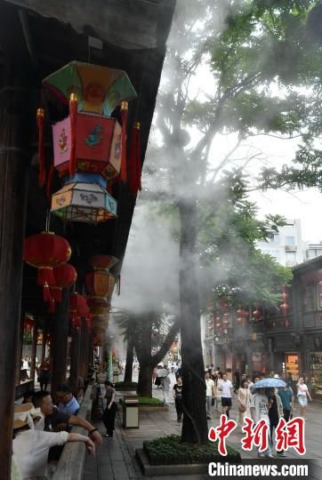 6月11日，福建福州迎来了高温炎热天气，位于市区的三坊七巷历史文化街区启用了有着“大空调”之称的喷水雾装置，为街区降温。中新社记者 张斌 摄