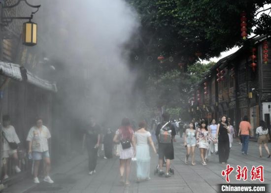 6月11日，福建福州迎来了高温炎热天气，位于市区的三坊七巷历史文化街区启用了有着“大空调”之称的喷水雾装置，为街区降温。中新社记者 张斌 摄