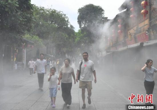 6月11日，福建福州迎来了高温炎热天气，位于市区的三坊七巷历史文化街区启用了有着“大空调”之称的喷水雾装置，为街区降温。中新社记者 张斌 摄