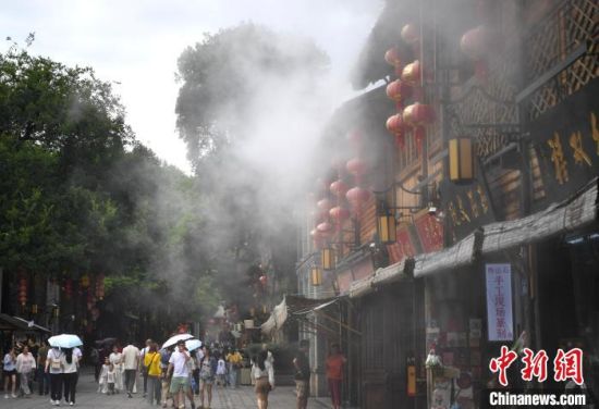 6月11日，福建福州迎来了高温炎热天气，位于市区的三坊七巷历史文化街区启用了有着“大空调”之称的喷水雾装置，为街区降温。中新社记者 张斌 摄