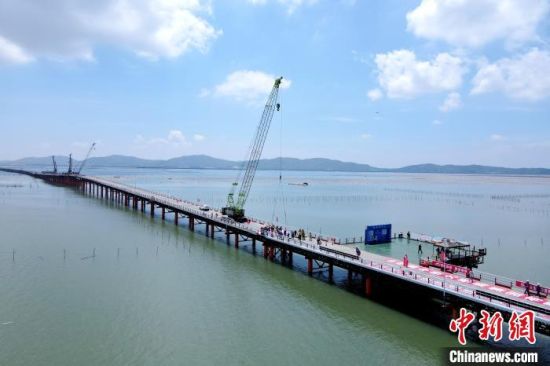 6月12日，随着最后一块桥面板缓缓落下，漳汕高铁东山跨海特大桥栈桥顺利合龙。林涛 摄