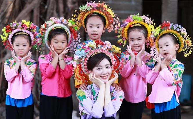 多位明星来泉州体验渔女文化——“把幸福和好运戴头上！”