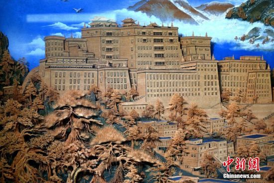 图为6月21日，陈国弦福州工作室展示的软木画作品《雪域天路》局部。中新社记者 吕明 摄