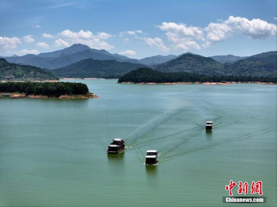 6月26日，游客乘船欣赏翠屏湖风光。（无人机照片）中新社记者 张斌 摄